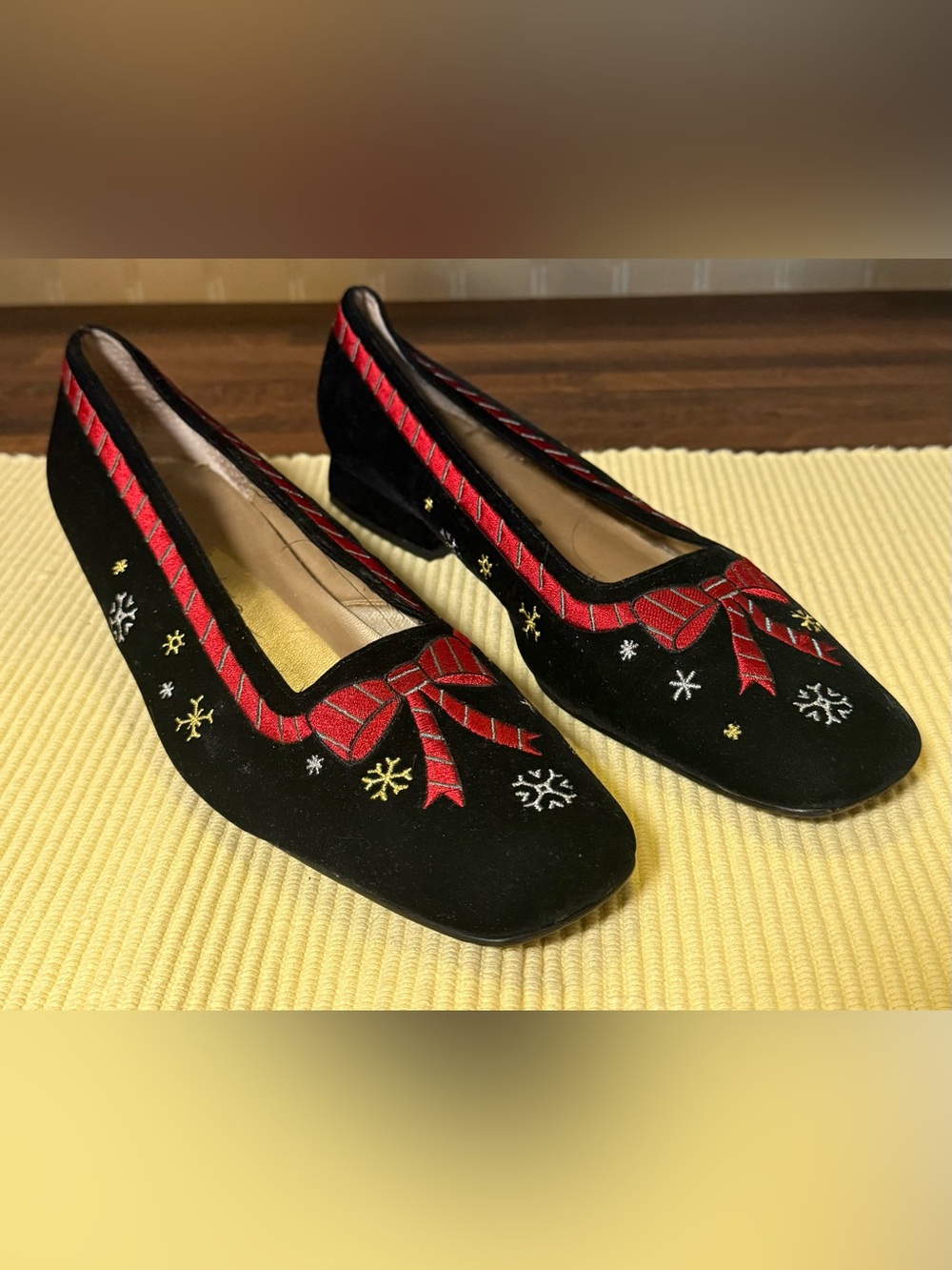 Vintage 1970s-80s Nina Black Velvet Holiday Christmas Shoes Flats EUC Size 9.5